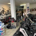 Rademachers Radshop Fahrradgeschäft voller E-Bikes und Zubehör, zahlreiche Modelle und Optionen in einem hellen Innenraum.