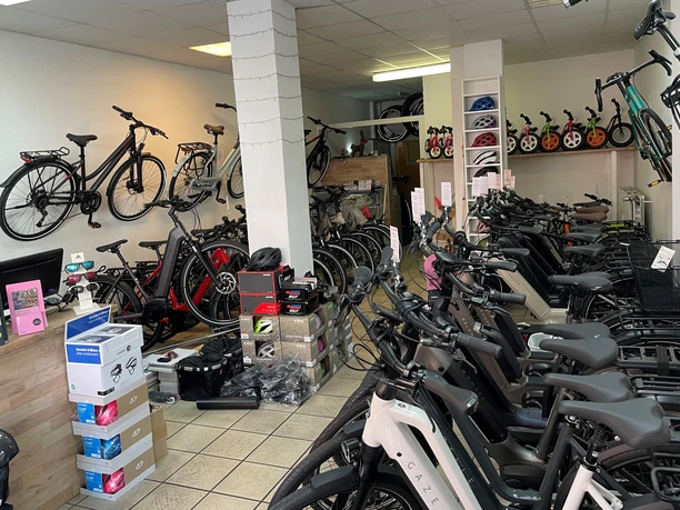 Rademachers Radshop Fahrradgeschäft voller E-Bikes und Zubehör, zahlreiche Modelle und Optionen in einem hellen Innenraum.