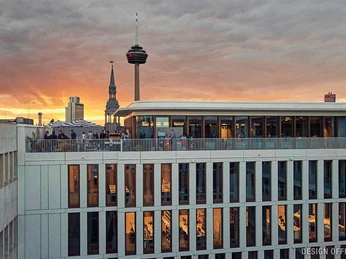 Terrasse Blick auf Skyline mit Rheinturm bei Sonnenuntergang, modernes Gebäude im Vordergrund.</p>View of skyline with Rhine Tower at sunset, modern building in the foreground.</p> <p