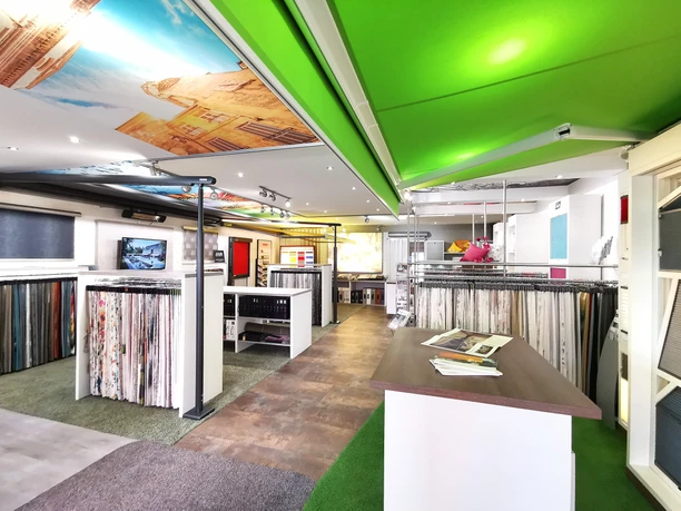 Raumausstattung Weist Ein heller Innenraum mit bunten Stoffmustern und Teppichmustern, die geordnet ausgestellt sind.