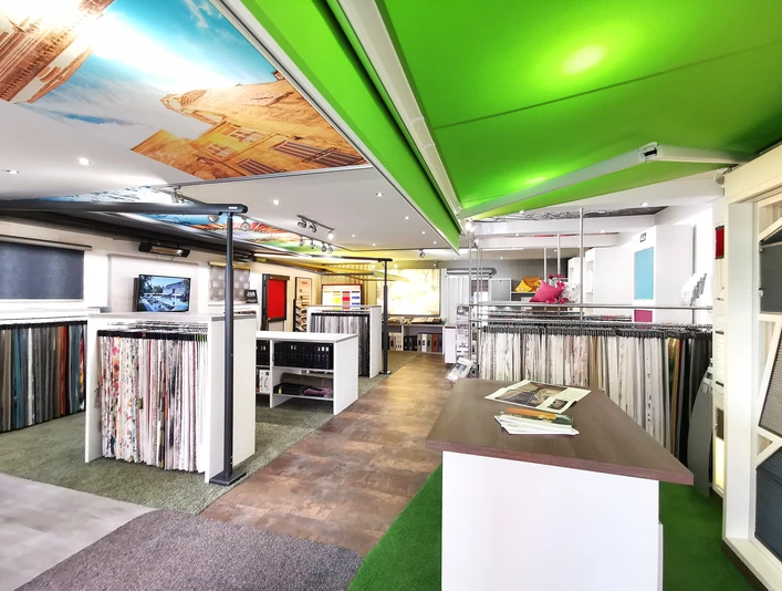 Raumausstattung Weist Ein heller Innenraum mit bunten Stoffmustern und Teppichmustern, die geordnet ausgestellt sind.