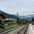 IMG_7708.jpg Bahngleise mit Oberleitungen, linker Hand Häuser und in weiter Ferne das Wettersteinmassiv