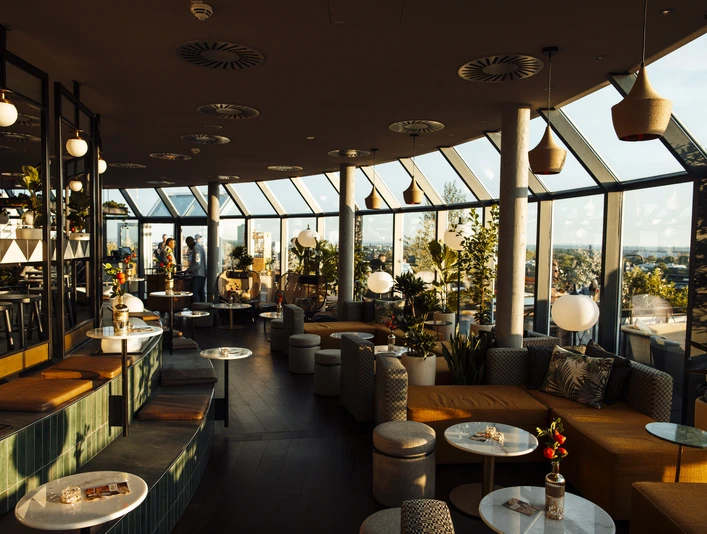 Bar Botanik Innenbereich.jpg Moderne Lounge-Bar mit Panoramafenstern, stilvollen Sitzgelegenheiten und Pflanzen.</p>Modern lounge bar with panoramic windows, stylish seating and plants.</p> <p