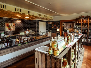 Degenhof_Manufaktur.jpg Der Verkaufsraum der Degenhof-Manufaktur in Egestorf zeigt eine einladende Atmosphäre mit reichlich ausgestellten regionalen Produkten und einer warmen, rustikalen Einrichtung.