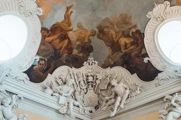 Historische Schlossführung Barocke Deckenfresken und kunstvoll gestalteter Stuck in einem prächtigen historischen Raum.
