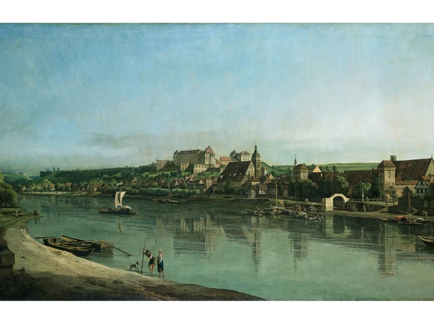 Bernardo Bellotto: Pirna von Copitz aus, um 1753/54 Flusslandschaft mit mittelalterlicher Stadt im Hintergrund, Boote auf dem Wasser, zwei Personen und ein Hund am Ufer, klare, ruhige Atmosphäre.
