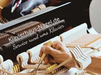 Klavierhaus Nagel, Service rund ums Klavier Hand justiert präzise die Mechaniken innerhalb eines Klaviers; daneben schwarze Tasche und Webseite.