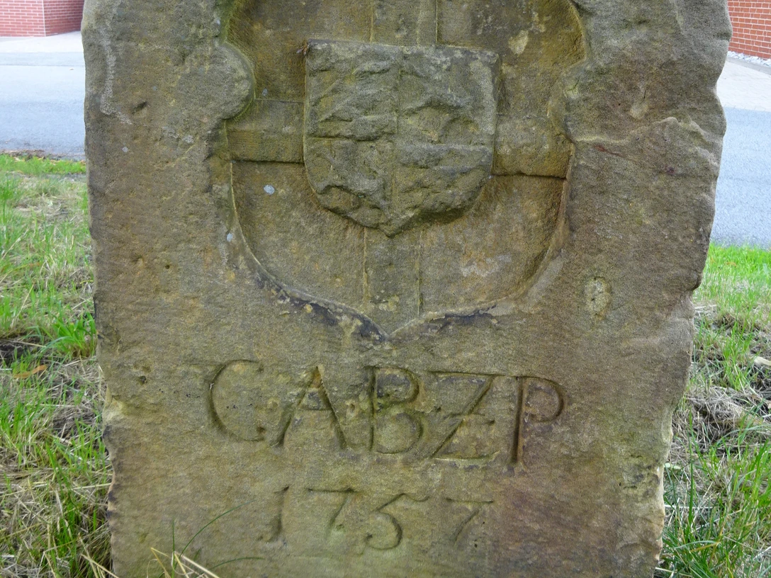 Grenzstein_Paderborn_Rietberg1_CC-BY-SA_Teutoburger_UllaLehmann.JPG Alter Grenzstein aus Sandstein mit Fassadenschmuck, Inschrift "CABZP", Jahreszahl 1757, eingewachsenes Gras.