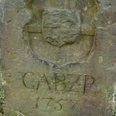 Grenzstein_Paderborn_Rietberg1_CC-BY-SA_Teutoburger_UllaLehmann.JPG Alter Grenzstein aus Sandstein mit Fassadenschmuck, Inschrift "CABZP", Jahreszahl 1757, eingewachsenes Gras.