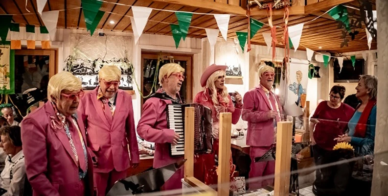 Schnitzulcheer - Mathias Sprung.jpg