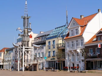 Aurich Marktplatz mit Sous Turm Aurich Marktplatz mit Sous Turm