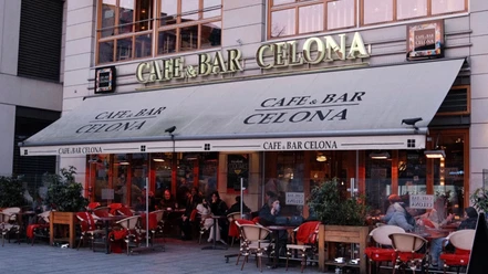 Das Café & Bar Celona bietet eine entspannte Atmosphäre mit Terrassensitzplätzen und Stadtblick.