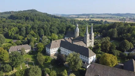 Luftbild Abtei Marienmünster Luftaufnahme der Abtei Marienmünster, umgeben von üppiger Natur und dichten Wäldern im Sommer.