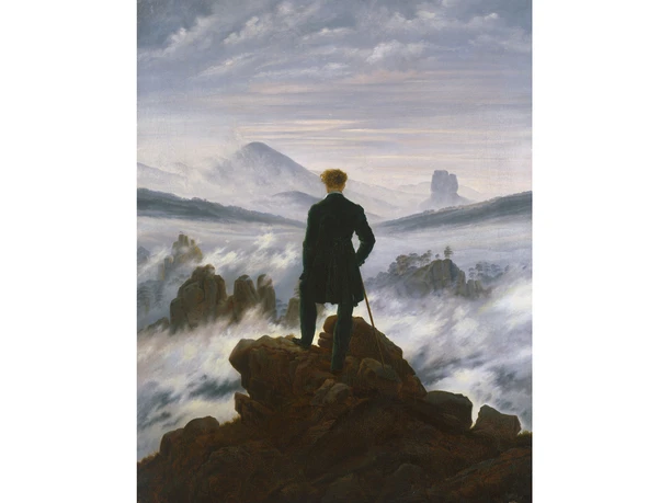 Caspar David Friedrich: Wanderer über dem Nebelmeer Ein Mann in dunklem Mantel steht auf einem Felsen und blickt über eine neblige Berglandschaft, die eine ruhige und nachdenkliche Atmosphäre ausstrahlt.
