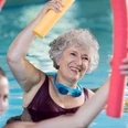 Koppke Greetsiel Dame im Wasser mit Poolnudel, aktiv bei der Wassergymnastik