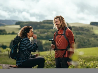 Wanderpaar bei der Rast Wanderpaar bei der Rast