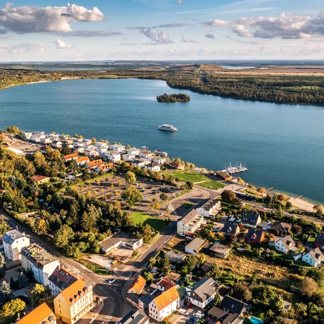 Rahmenprogramm am Markkleeberger See mit Blick über das Wasser – präsentiert vom Leipzig Convention BureauSupporting programme at Lake Markkleeberg with view across the water – presented by Leipzig Convention Bureau