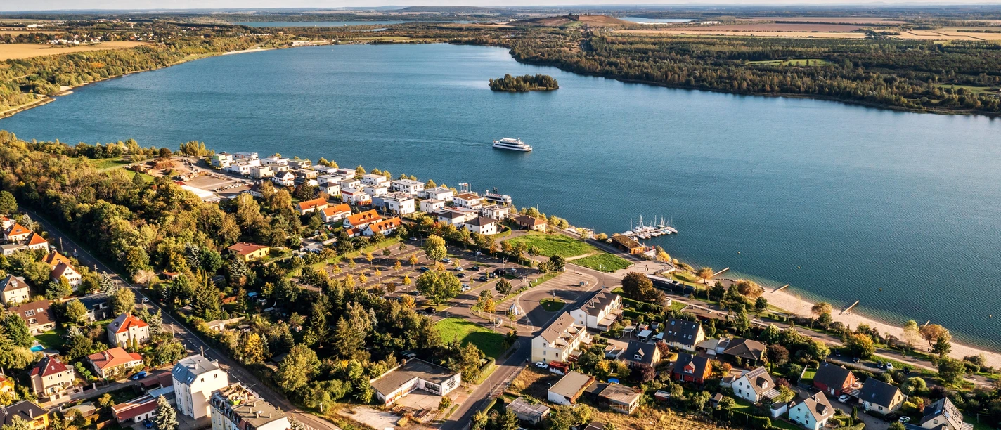 Rahmenprogramm am Markkleeberger See | Leipzig Convention Bureau Rahmenprogramm am Markkleeberger See mit Blick über das Wasser – präsentiert vom Leipzig Convention Bureau
