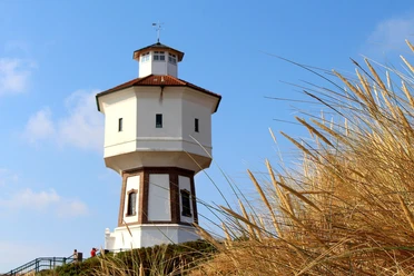 longoog-4041321_1280.jpg Wasserturm, Düne, Strand, blauer Himmel