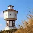 longoog-4041321_1280.jpg Wasserturm, Düne, Strand, blauer Himmel