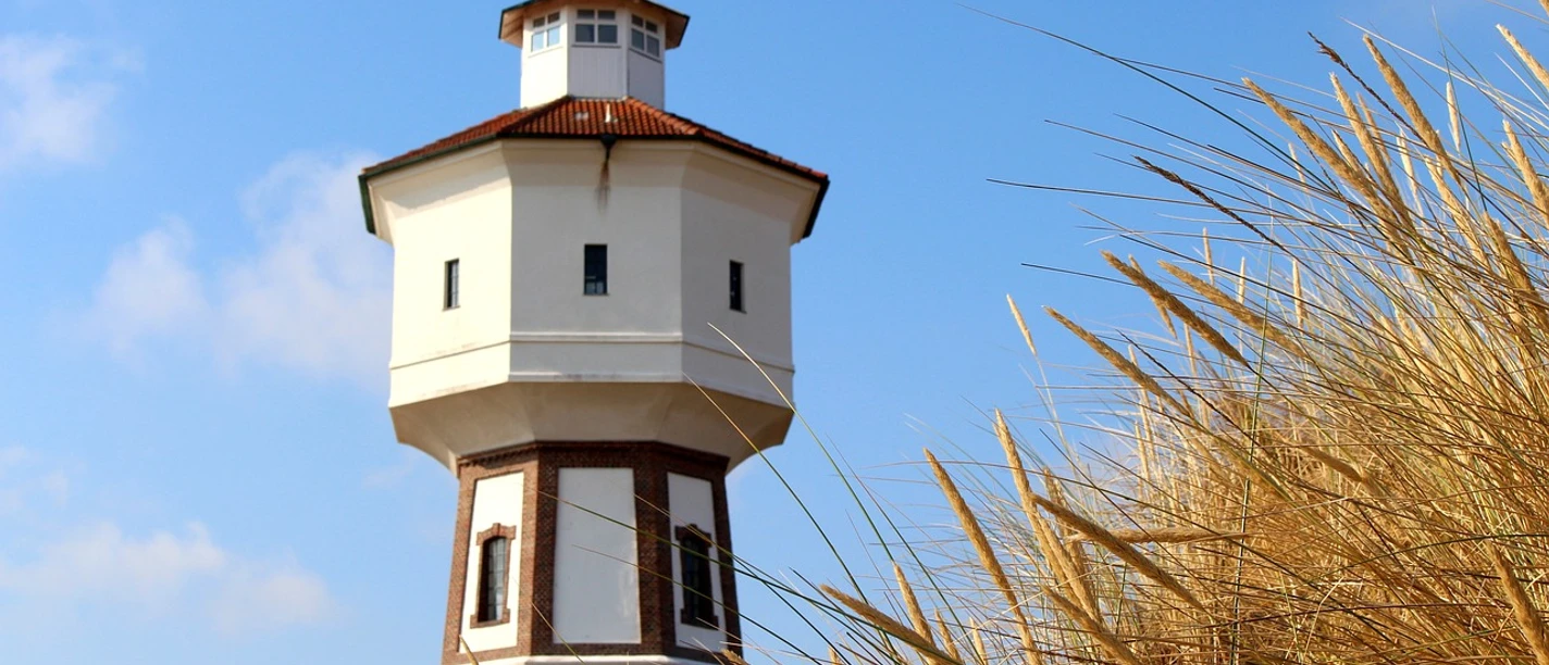 longoog-4041321_1280.jpg Wasserturm, Düne, Strand, blauer Himmel