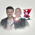Zaubertrixxer Jung und Thomaszauberer mit Funkenstab, hinter ihm ein großes rotes X, beide lächeln.Young and Thomas Wizard with sparking staff, behind him a big red X, both smiling.