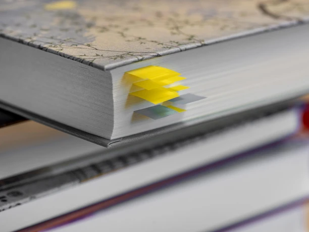 Lesung Stapel Bücher mit Markierungen