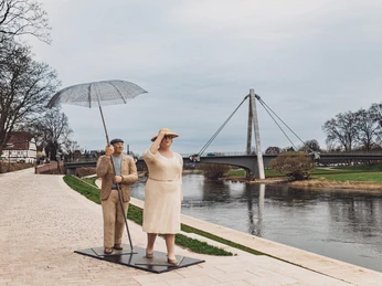 02_2024_03_Huxarium_CWarneke.jpg Überdimensional großes Skulpturenpärchen der bekannten Alltagsmenschen von den Lechner Künstlerinnen an der Weserpromenade, im Hintergrund die Weserbrücke.