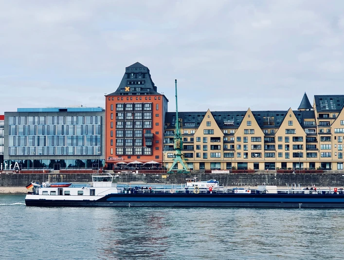 1_Intercom_START.png.jpg <p>Frachtschiff fährt vor Kölner Rheinauhafen mit modernen Gebäuden und charakteristischen Dächern.</p><p>Cargo ship sails in front of Cologne's Rheinauhafen with modern buildings and characteristic roofs.</p>