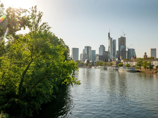 Frankfurt_Skyline-Aussichtspunkt Alte Brücke_1040423_© #visitfrankfurt_plazy_Isabela_Pacini (1).jpg