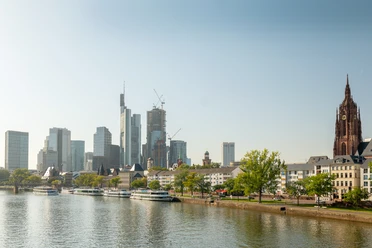 Frankfurt_Skyline Aussichtspunkt Alte Brücke_1040416_©#visitfrankfurt_Isabela_Pacini.jpg
