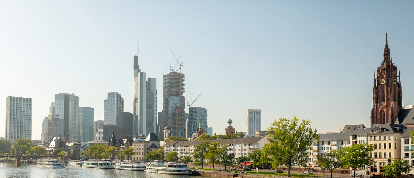 Frankfurt_Skyline Aussichtspunkt Alte Brücke_1040416_©#visitfrankfurt_Isabela_Pacini.jpg