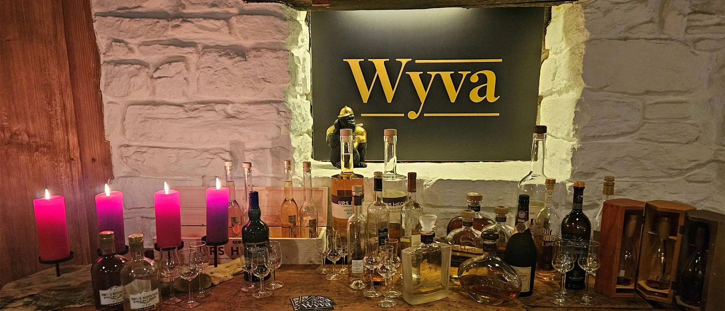 Hobelbank mit Getränken in der Apéro & Weinbar Wyva