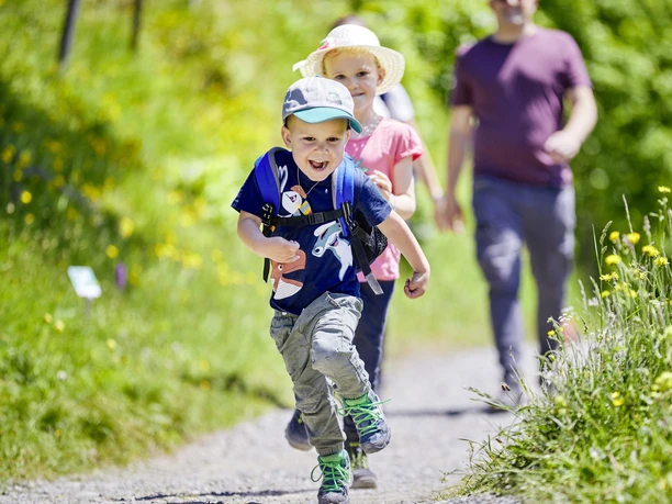 Riviera Schnitzeljagd Rigi Familie spaziert auf der Rigi