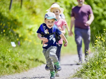 Scavenger Hunt Rigi Familie spaziert auf der RigiFamily walks on the RigiUne famille se promène sur le Rigi