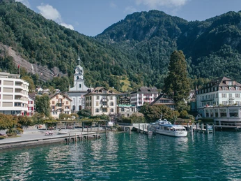 Chasse au trésor Riviera Vitznau Familie auf der Schnitzeljagd in VitznauFamily on the scavenger hunt in VitznauUne famille à la chasse au trésor à Vitznau