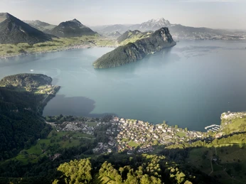 Chasse au trésor Riviera Vitznau Familie auf der Schnitzeljagd in VitznauFamily on the scavenger hunt in VitznauUne famille à la chasse au trésor à Vitznau