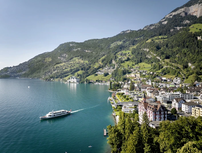 Riviera Schnitzeljagd Vitznau Familie auf der Schnitzeljagd in VitznauFamily on the scavenger hunt in VitznauUne famille à la chasse au trésor à Vitznau