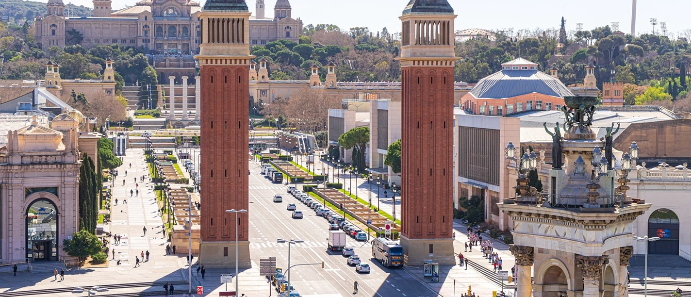 travel Blick auf die Türme von Barcelona vor dem Palast und dem Plaza de España im Sonnenlicht.