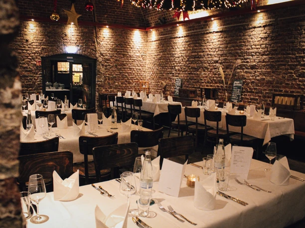 Brauwelt-Brauhaus-Ambiente.jpg <p>Gemütliches Restaurant mit festlich eingedeckten Tischen und stimmungsvoller Beleuchtung.</p>