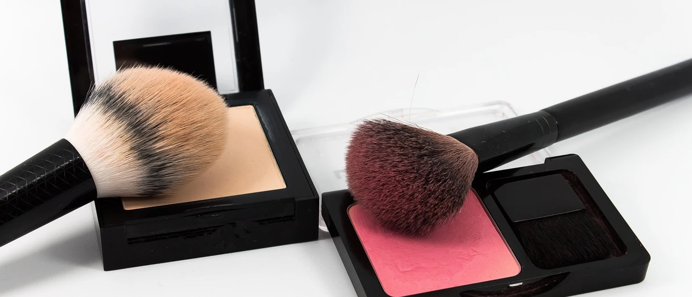 make-up Zwei Make-up-Pinsel und Puderdosen auf weißem Hintergrund.