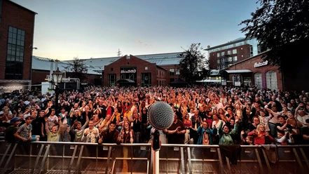 PapenburgKultur.jpg Großes Publikum bei einem Open-Air-Konzert vor der Alten Werft in Papenburg bei Abendlicht.