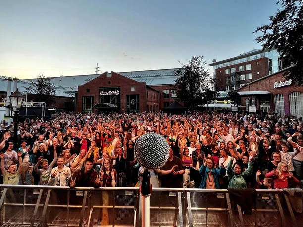 PapenburgKultur.jpg Großes Publikum bei einem Open-Air-Konzert vor der Alten Werft in Papenburg bei Abendlicht.