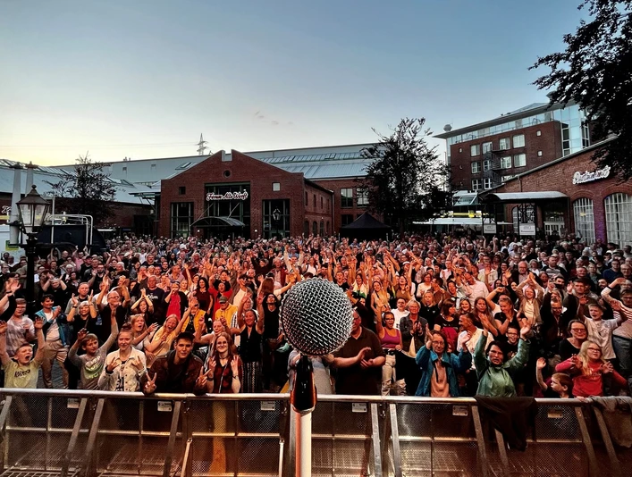 PapenburgKultur.jpg Großes Publikum bei einem Open-Air-Konzert vor der Alten Werft in Papenburg bei Abendlicht.