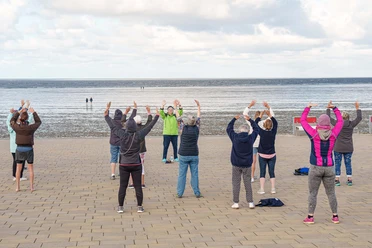 Qi Gong in Büsum Personen machen Qi Gong am Meer.