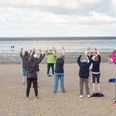 Qi Gong in Büsum Personen machen Qi Gong am Meer.