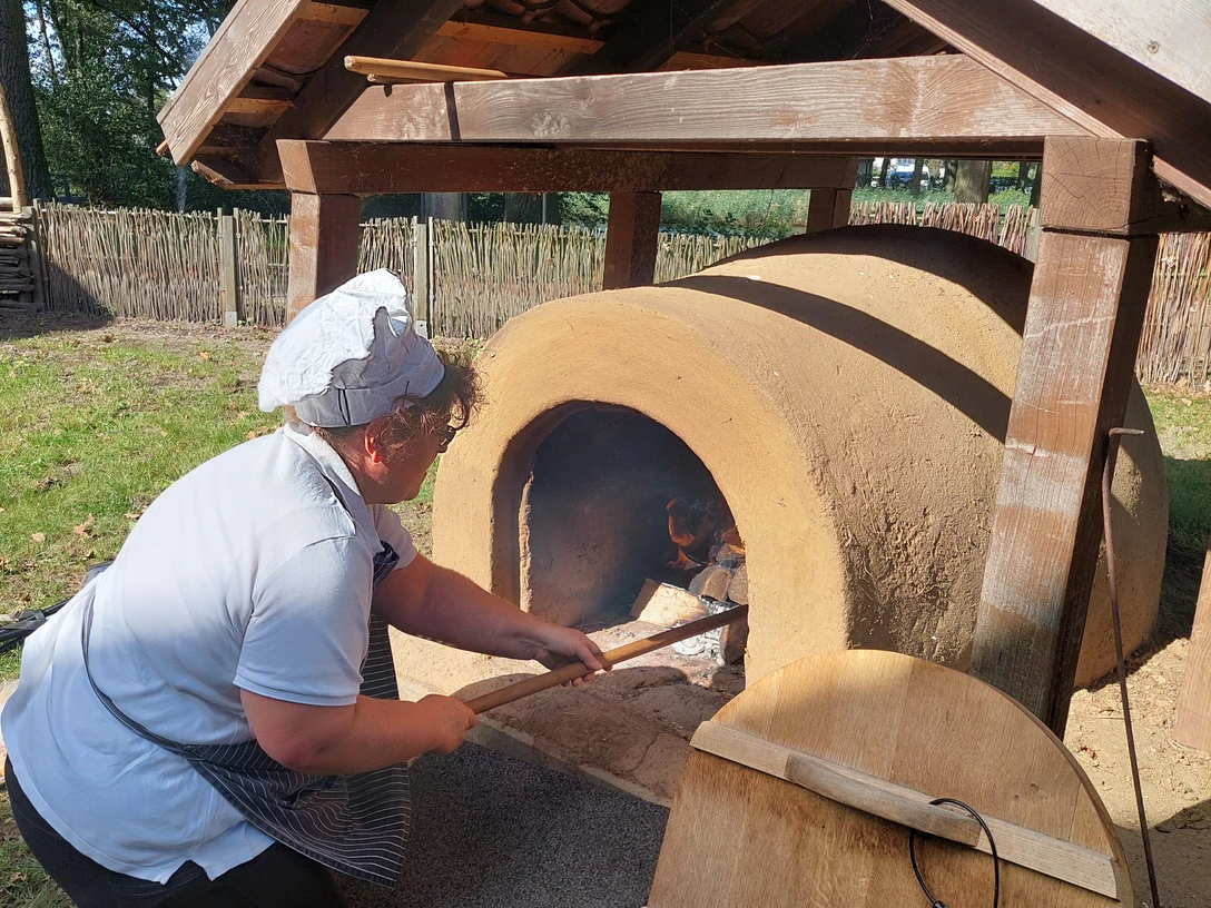 Schaubacken im Steinzeitbackofen mit Bäckerin Jutta Radeke