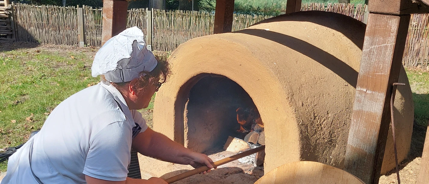 Schaubacken im Steinzeitbackofen mit Bäckerin Jutta Radeke