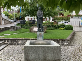 St. Wendelinsbrunnen vor der Kirche Greppen_.jpg