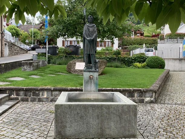 St. Wendelinsbrunnen vor der Kirche Greppen_.jpg